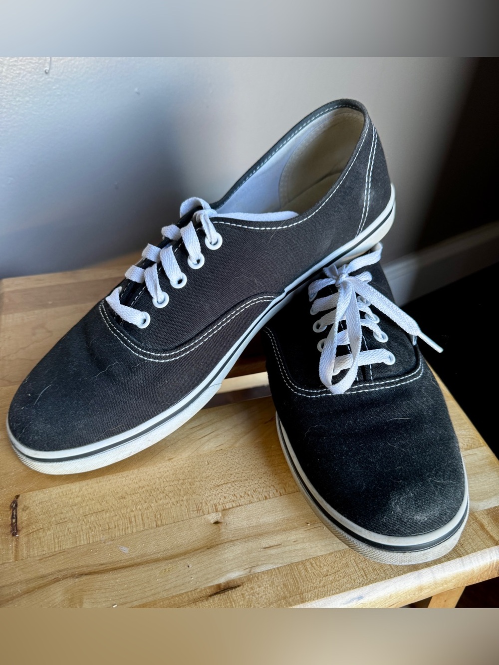 Vans Women’s Low Top Lace-Up Sneakers Size 11